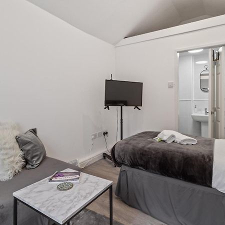 Studio Cottage With Shared Garden - 3Min To Bus Stop Manchester Kültér fotó