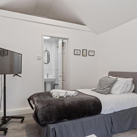 Studio Cottage With Shared Garden - 3Min To Bus Stop Manchester Kültér fotó