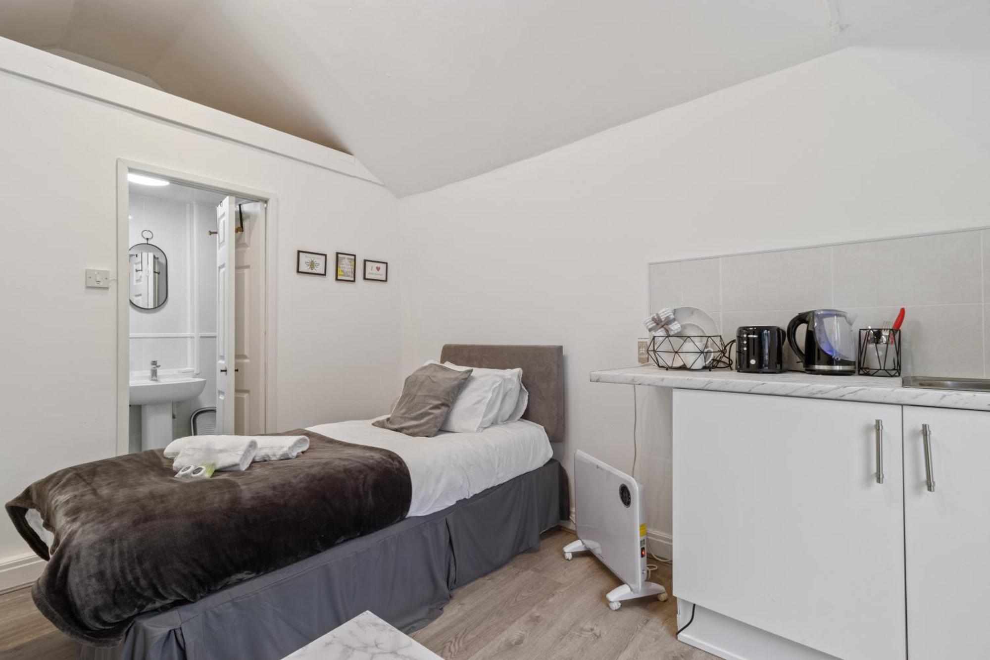 Studio Cottage With Shared Garden - 3Min To Bus Stop Manchester Kültér fotó