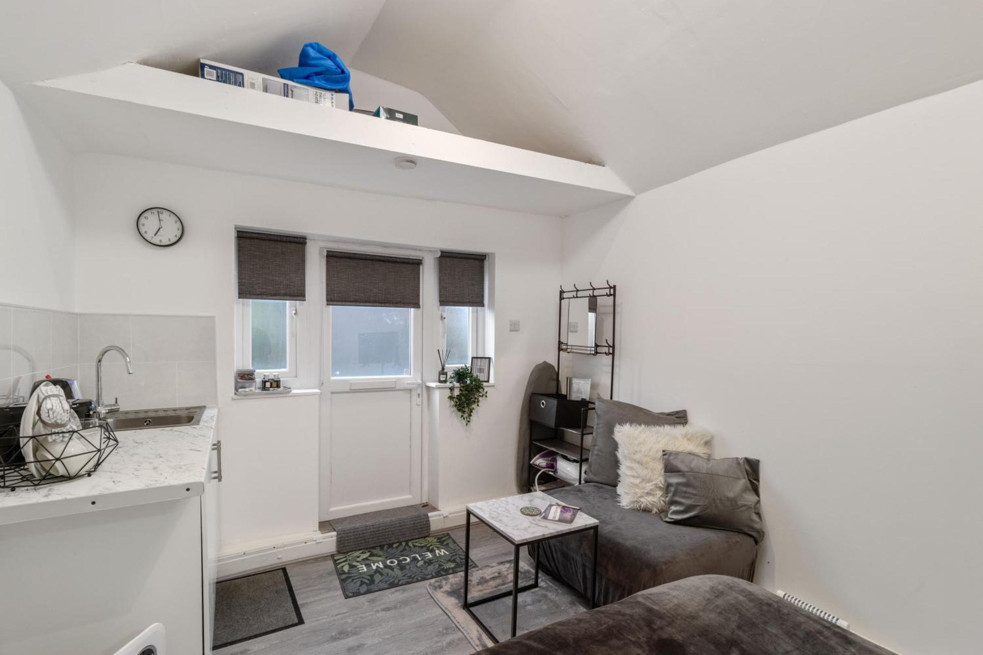 Studio Cottage With Shared Garden - 3Min To Bus Stop Manchester Kültér fotó