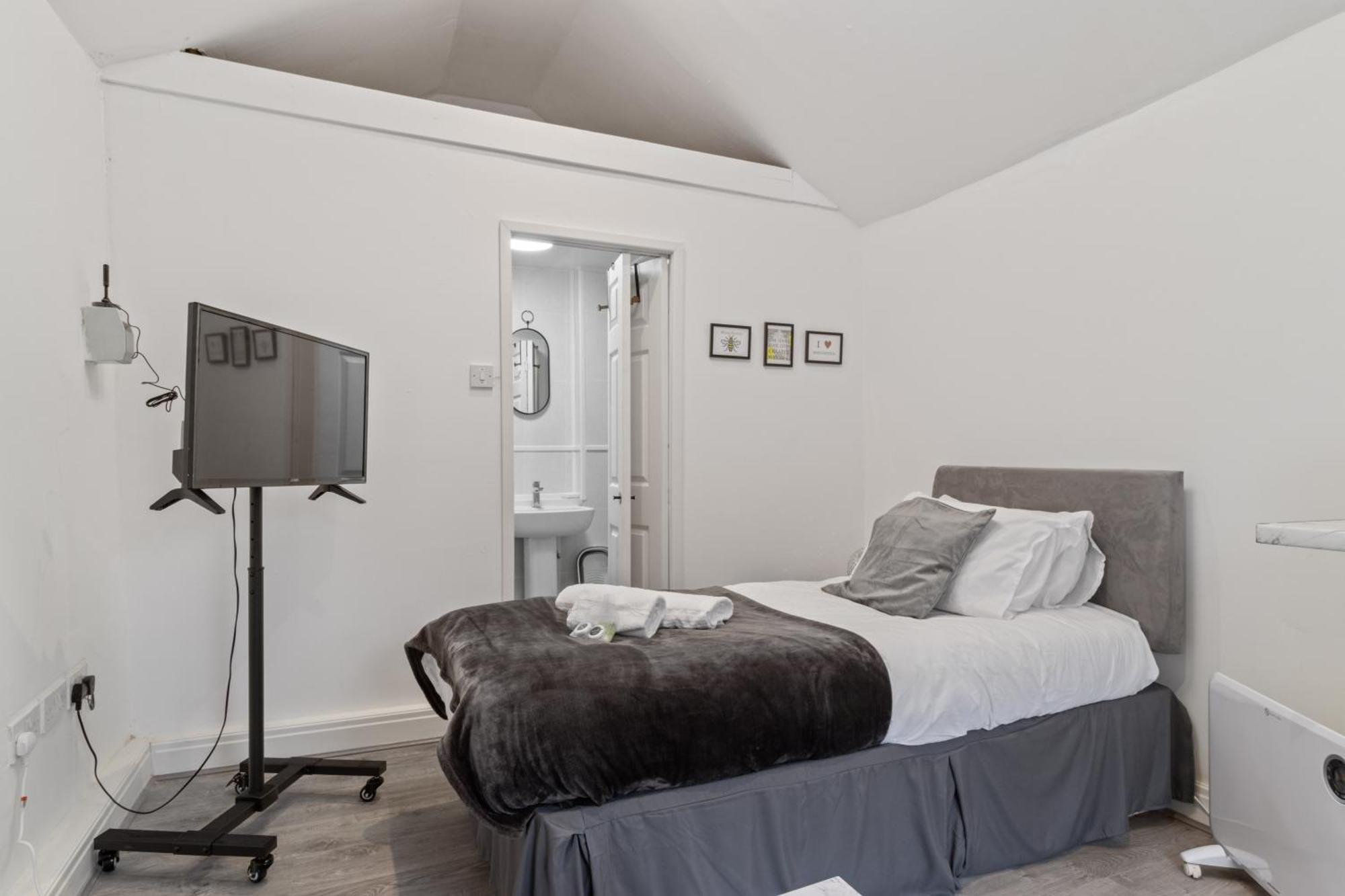 Studio Cottage With Shared Garden - 3Min To Bus Stop Manchester Kültér fotó